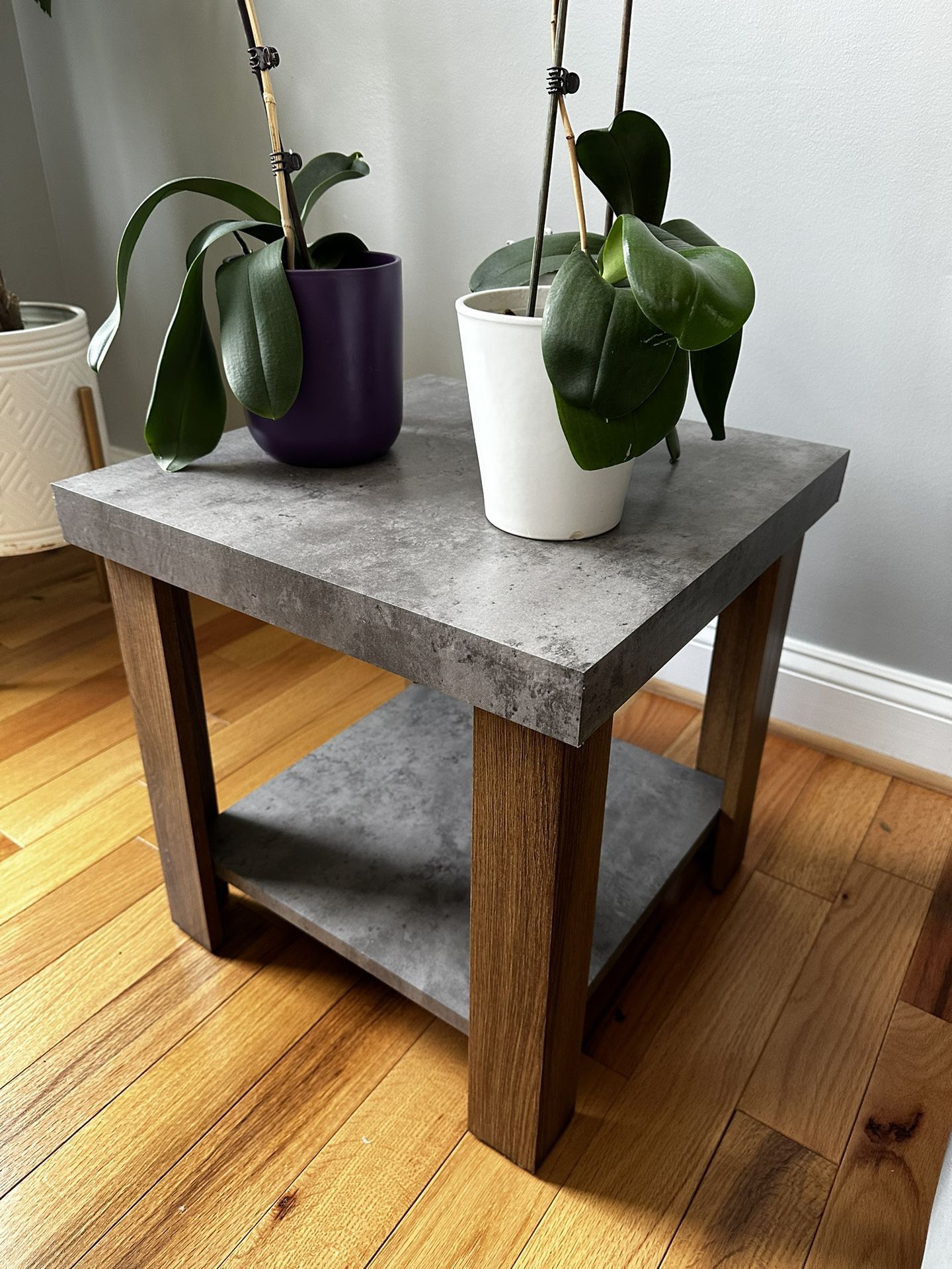 Set Of 2 End tables 