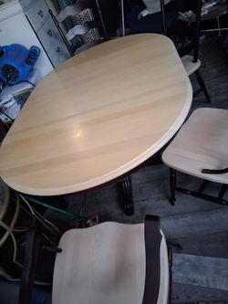 Table w/ chairs