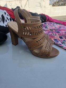 Women's Size 7 And A Half Brand Is On Picture
