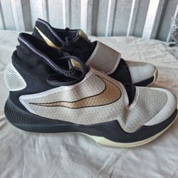 Nike Hyperrev Mens US 12 style 820224-071 pre owned priced right v. good conditi