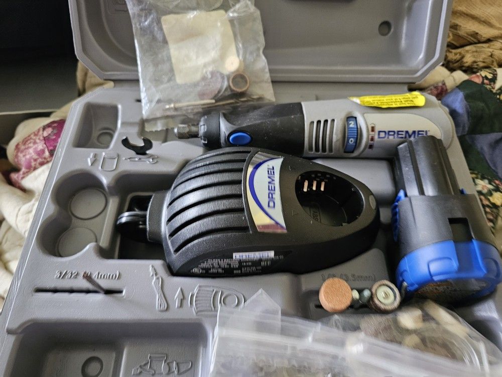 Dremel 8000 10.8V Cordless Rotary Tool Kit - battery ,Hard Case, like new