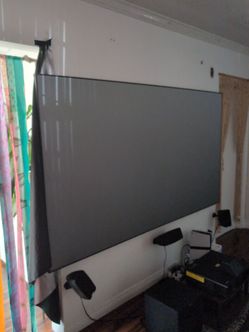 Screen for UST projectors