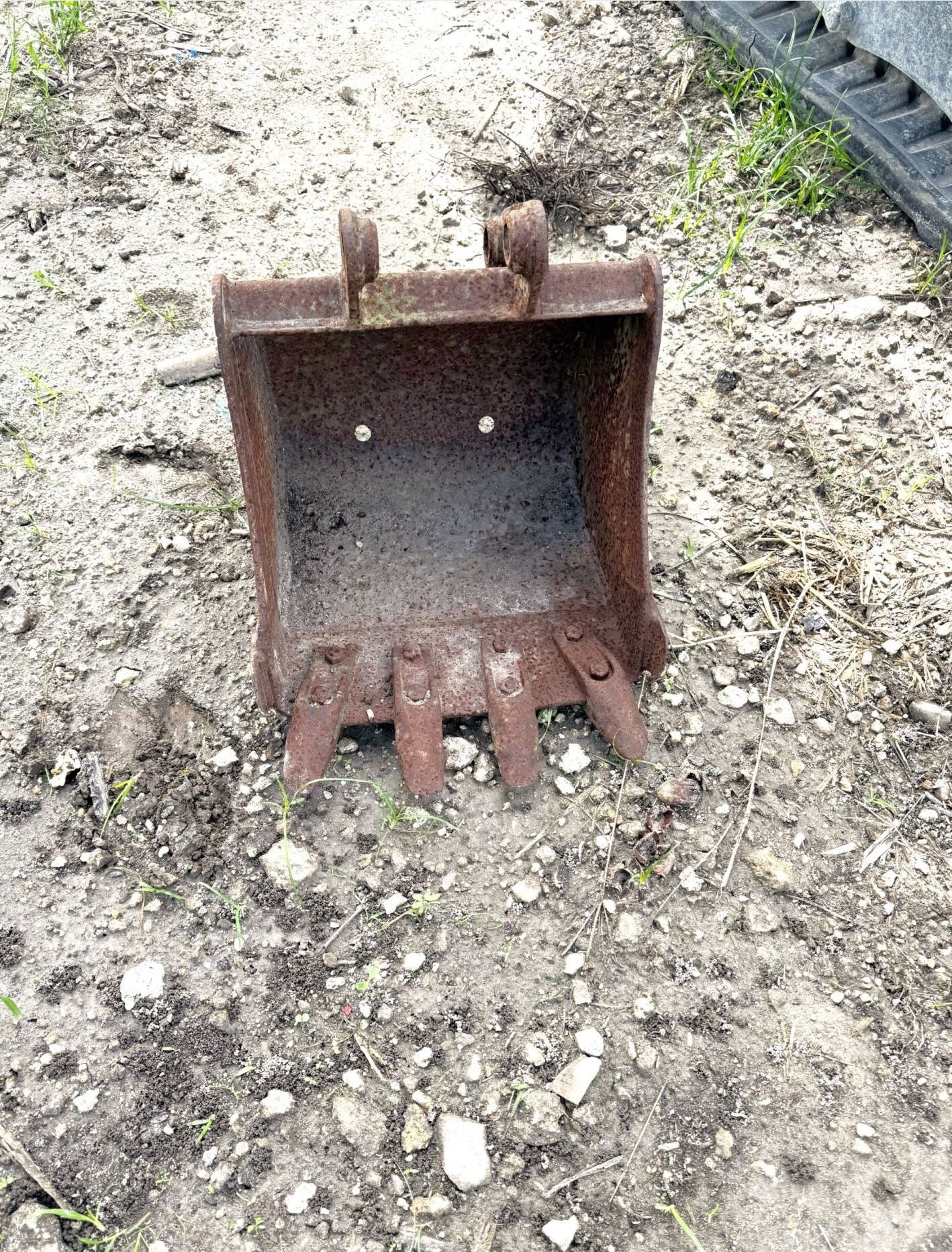 50611A9 EXCAVATOR BUCKET 15" 4 TEETH DIGGING BUCKET.