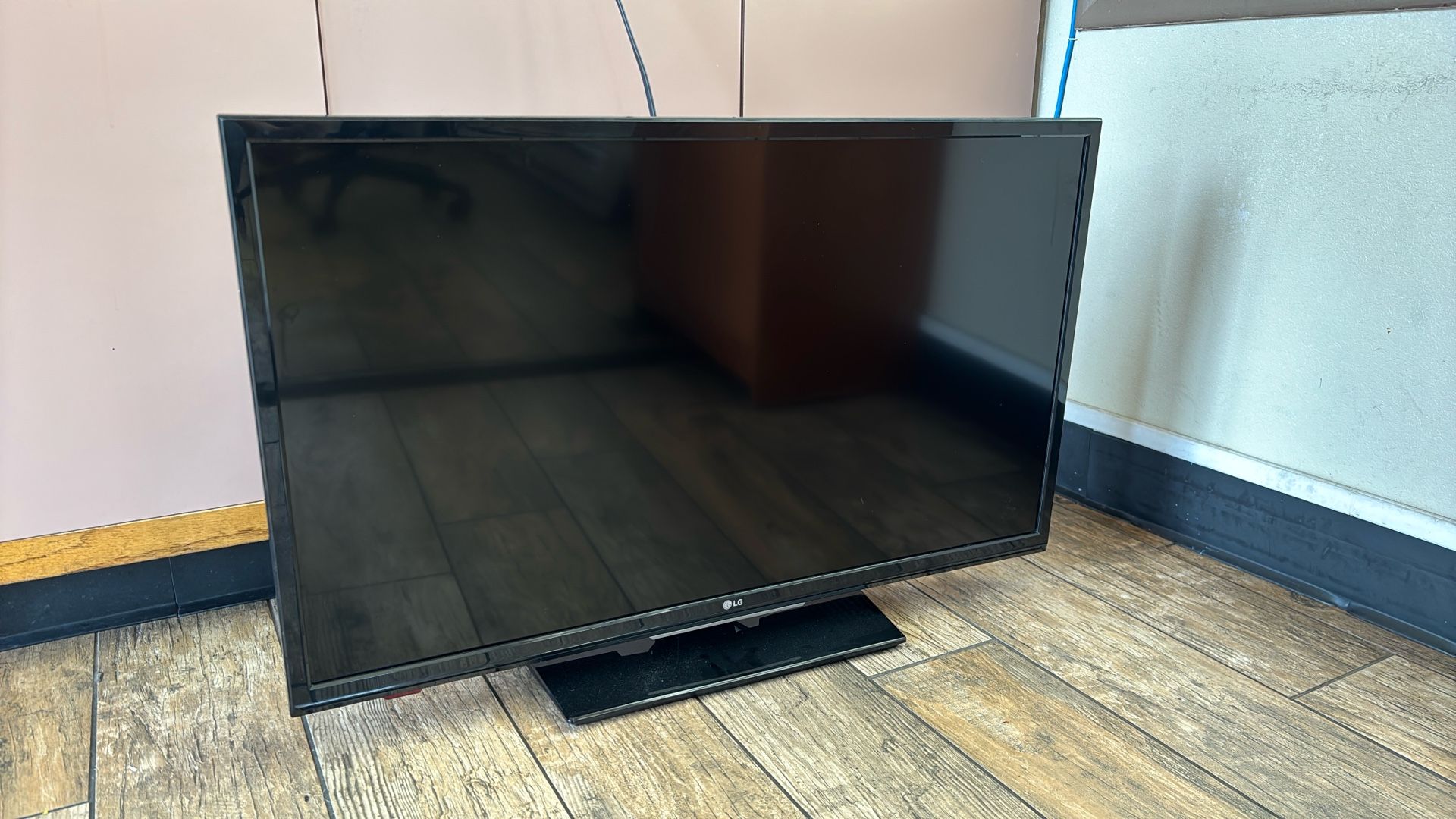 LG TV - 43 Inches - Pickup Only
