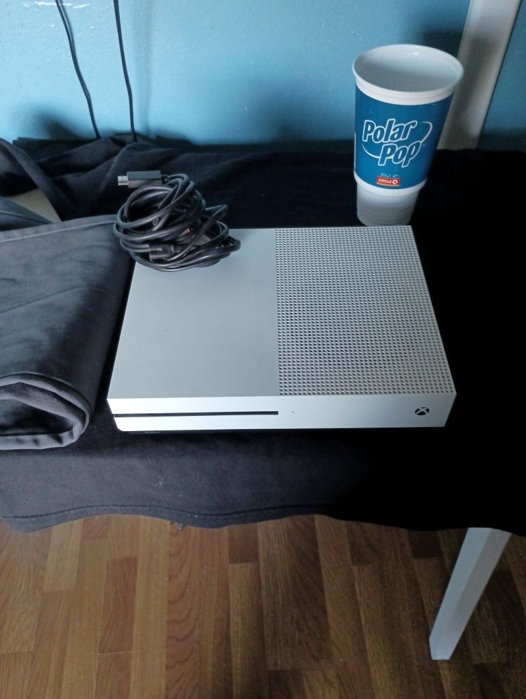 Microsoft Xbox one n White With The Cords 