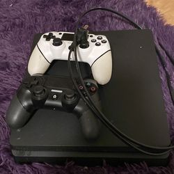PS4 3Controllers & charger station