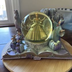 HALLMARK Cinderella Snow Globe