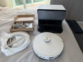 MOVING SALE Roborock S8 MaxV Ultra With RDS – Excellent Condition – Self-Emptying, Mopping & AI Obstacle Avoidance