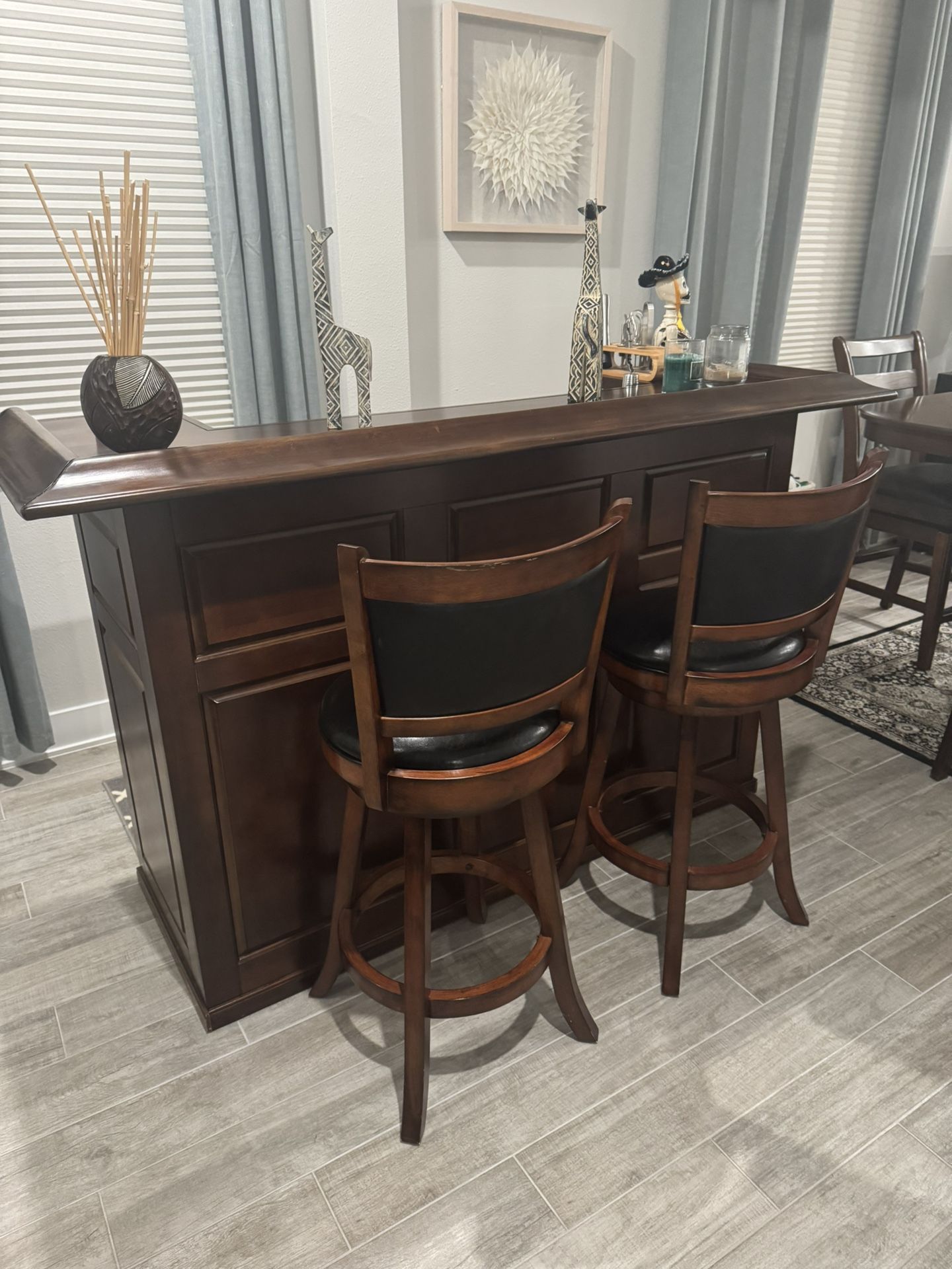 Cocktail Bar & 2 stools