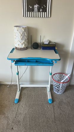 Kids adjustable height desk