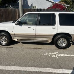 2000 Ford Explorer