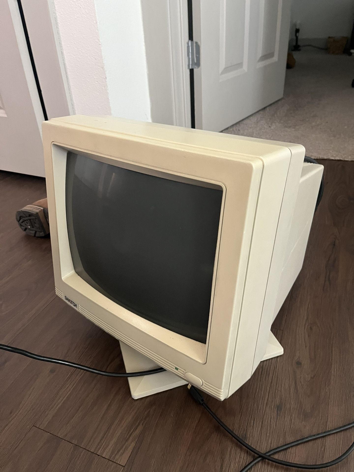 Samtron 14” CRT Monitor