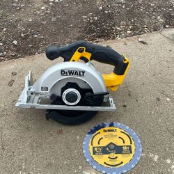 DEWALT 20V MAX Cordless 6.5 in. Sidewinder Style Circular Saw (Tool Only)