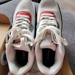 Nike Air max 90 LTR SIZE 6Y. I will not respond to "Is this available"