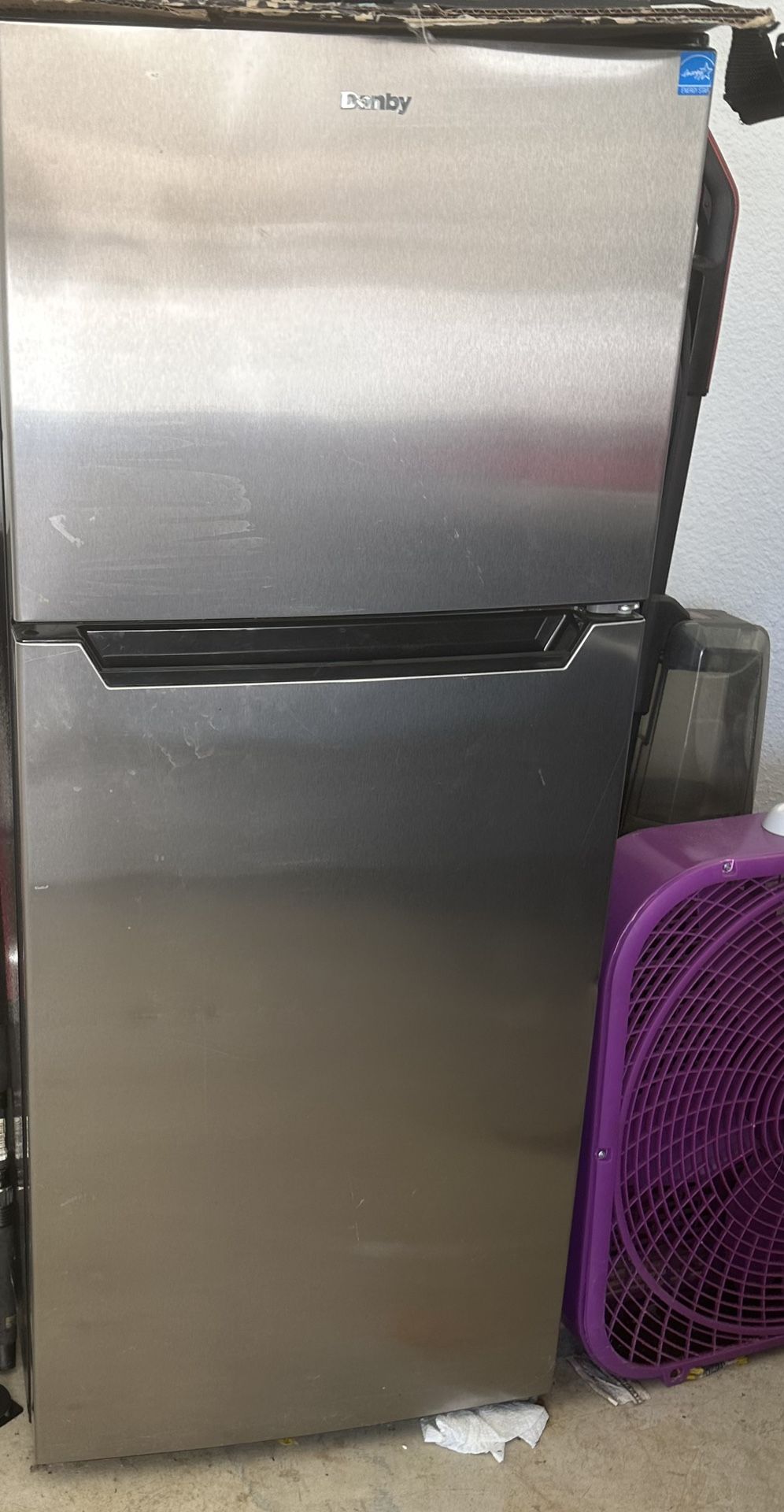 Danby Mini fridge W/frezzer
