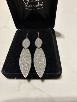 BRAND NEW Exquisite Drop Earrings