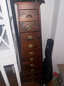 10-drawer wooden dresser
