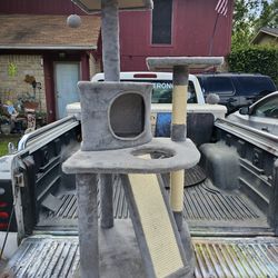 3 TIER CAT TOWER    (LIKE NEW)