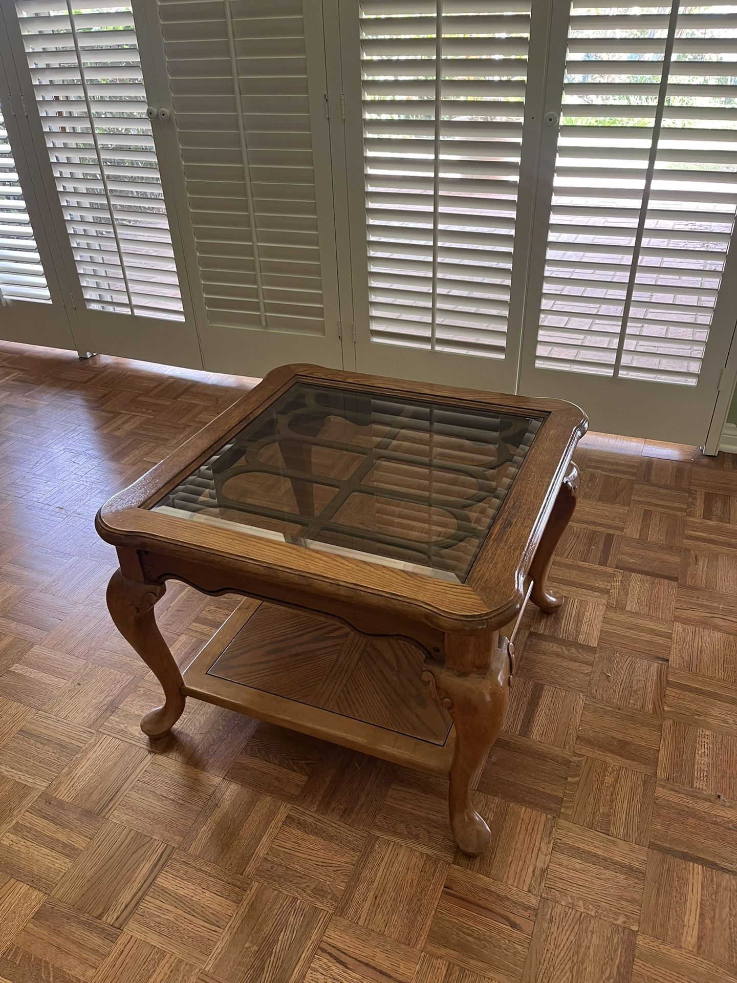 Vintage Wood End Table, in fabulous condition!