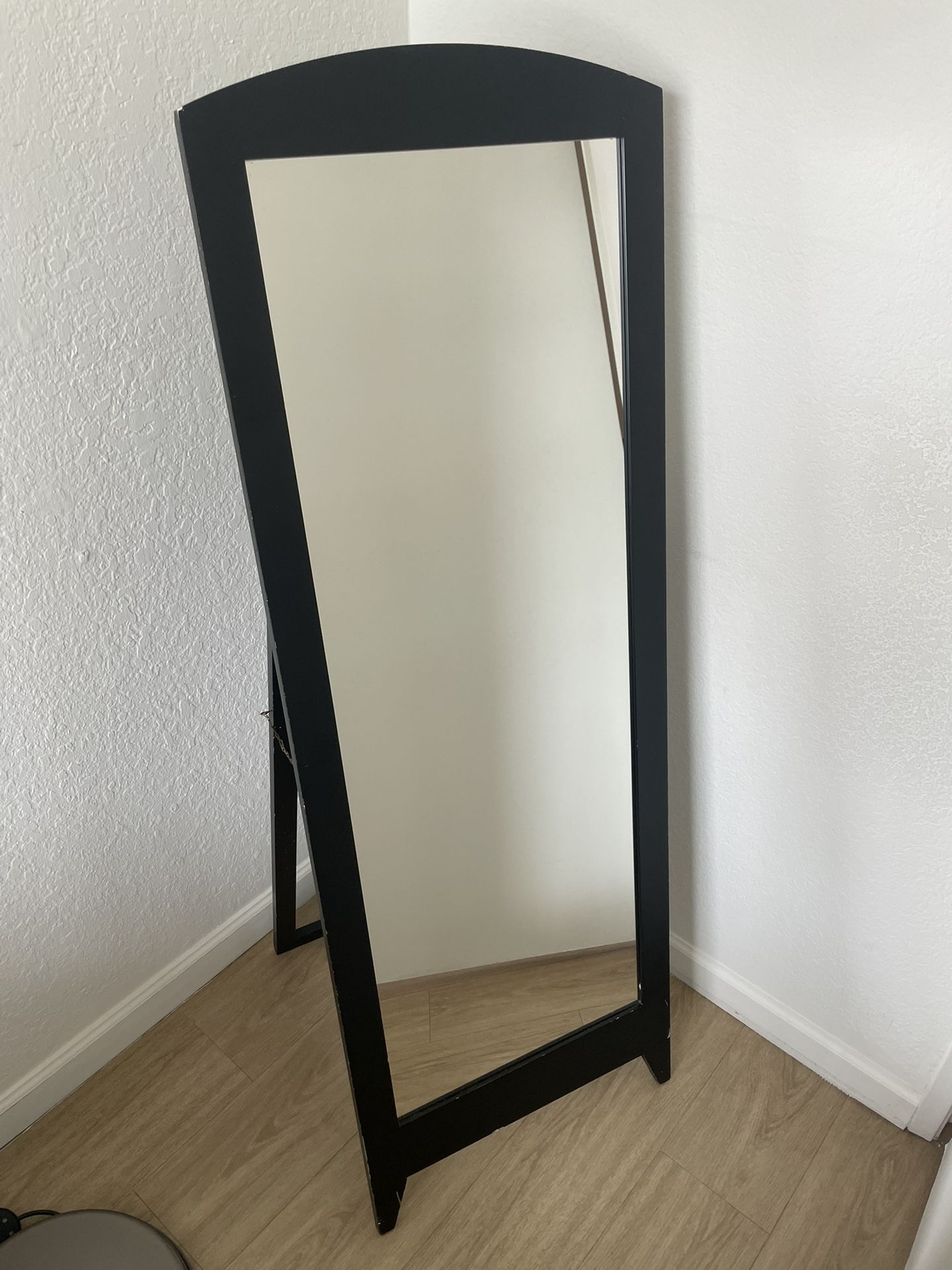 Mirror, black frame - Standing