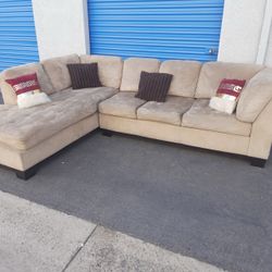 Modern sectional couch 🛋️ very clean