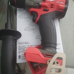 MILWAUKEE M18 1/2 HAMMER DRILL 