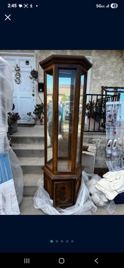 Curio Cabinet Set/ Dos Muebles