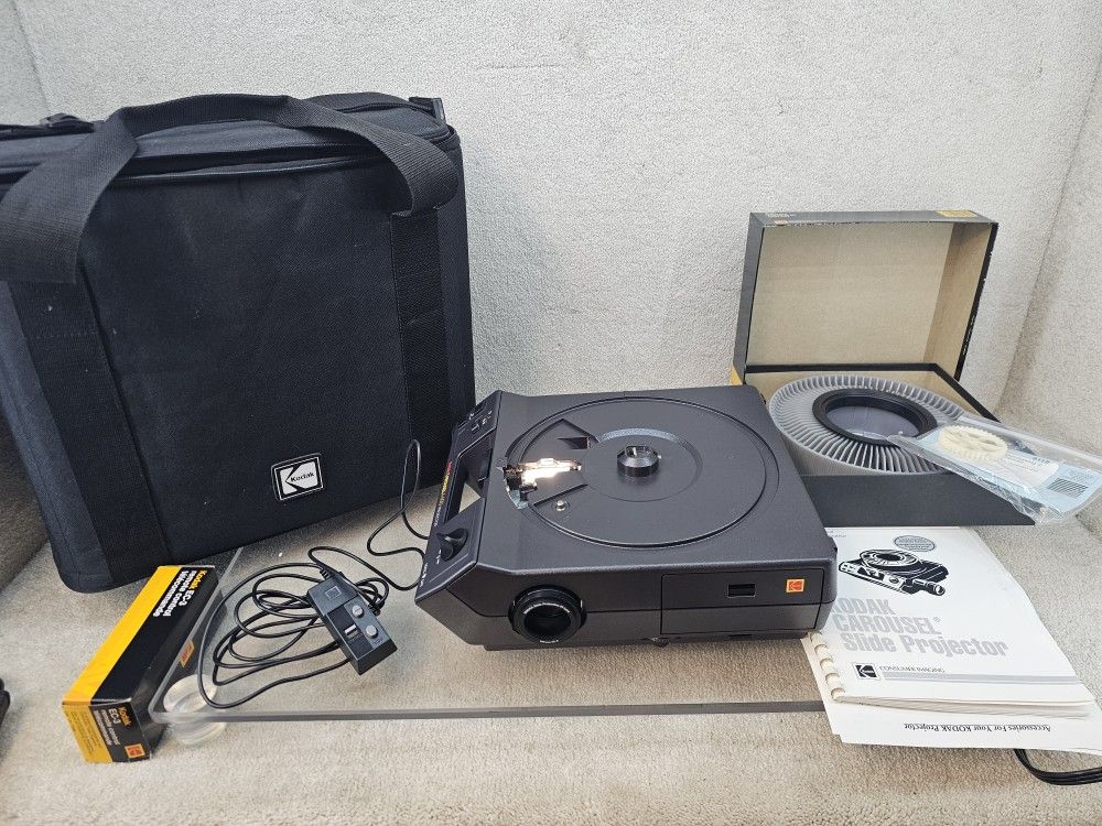Kodak Carousel 4400 Slide Projector - Very Nice!! With extras!
