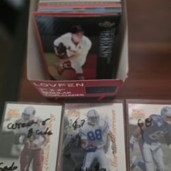 500 Sports Cards + Plastic Container With Dividers