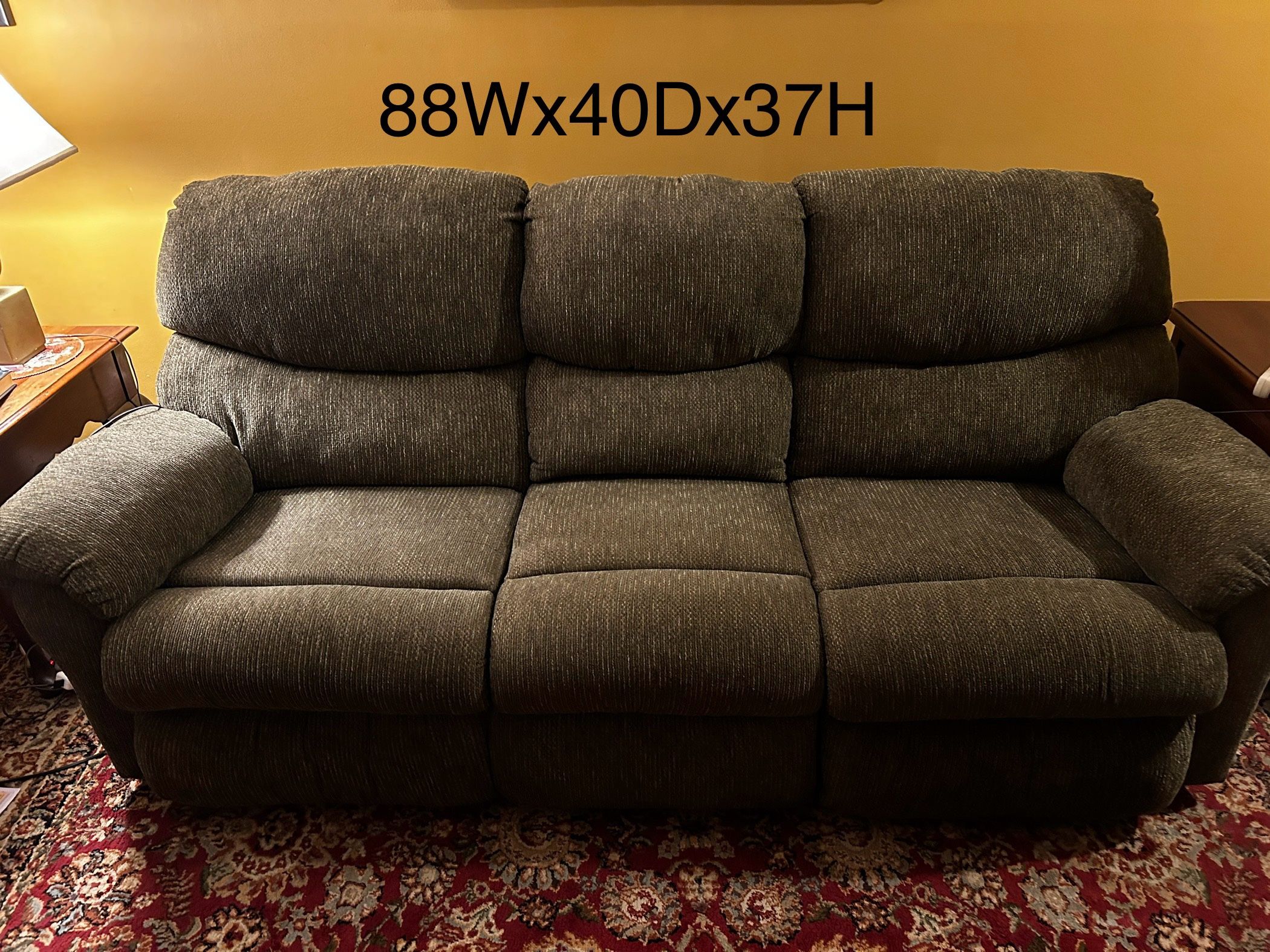 Double recliner center armrest/cupholder*located off Bailey Rd in Thorndale