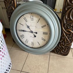 Reloj   grande muy bonito  en exelentes condiciones $ 30 dls
