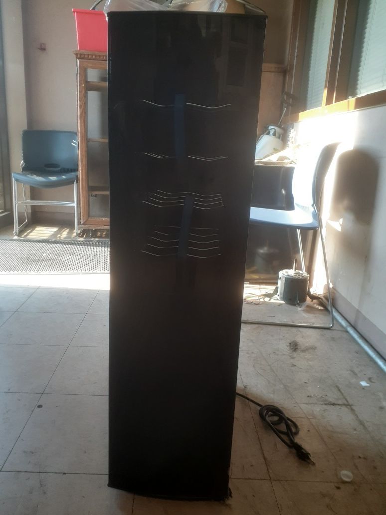Electric wine Cooler frigidare model FFWC18L2QB for Sale in Tulsa, OK