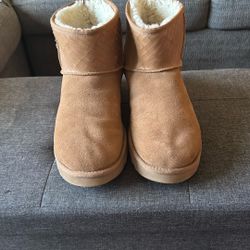 UGG