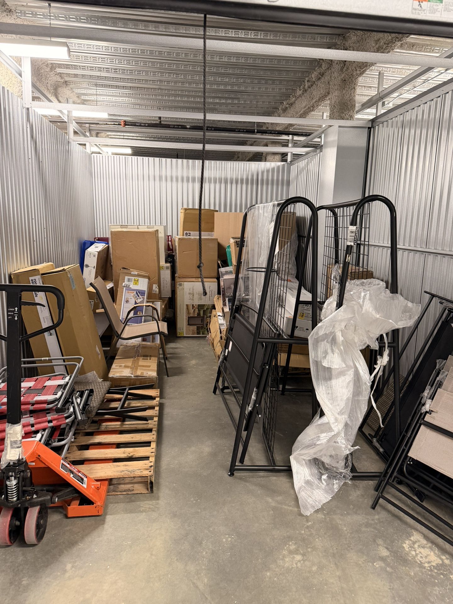 Storage Hunters Read Description