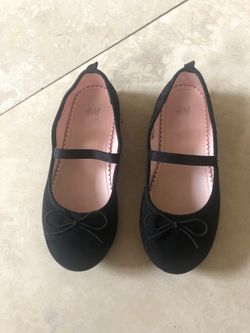 Girls kid size 12 H & M flats black like new