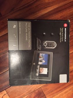 Digital photo frame with video in picture