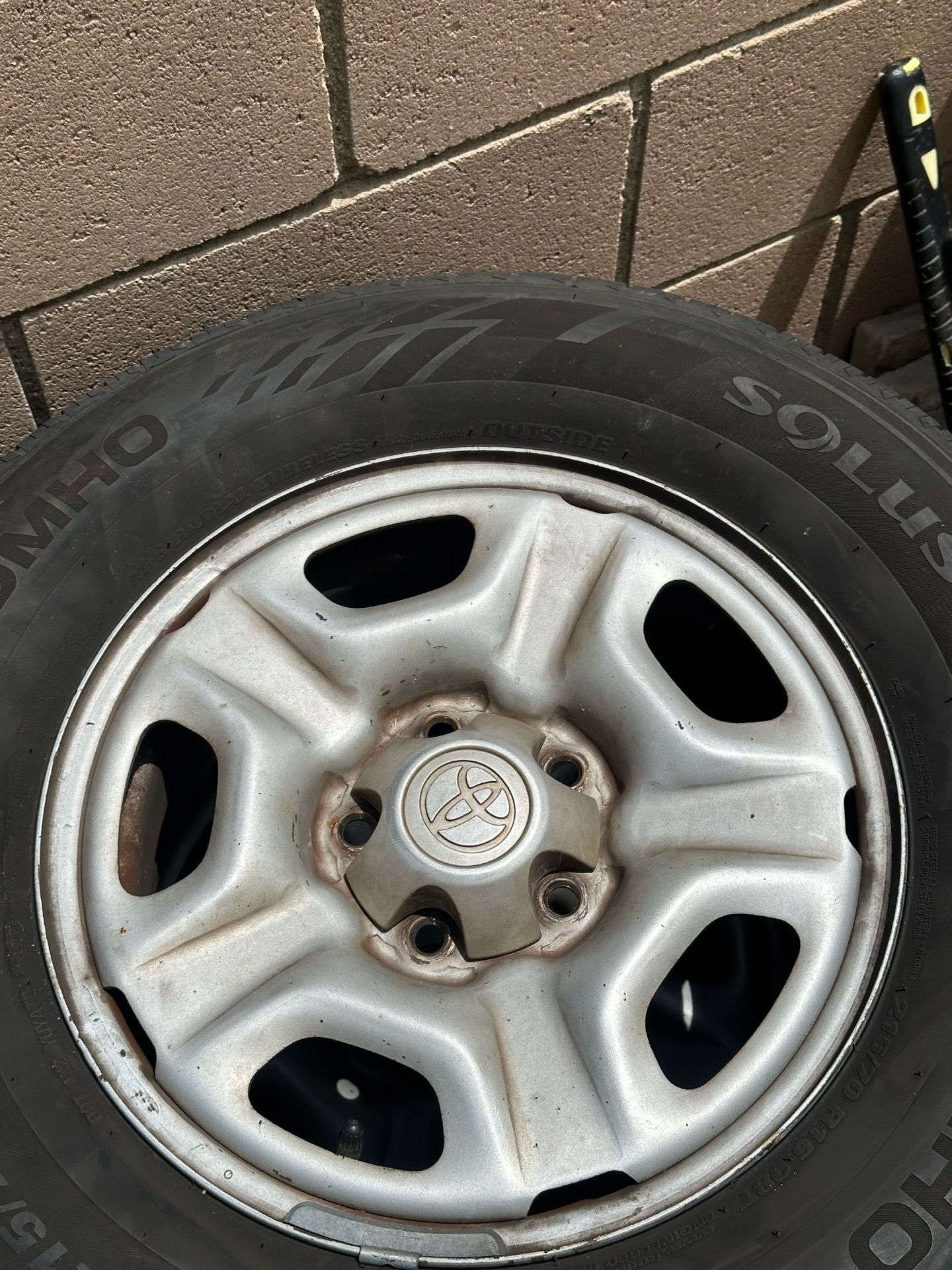 llantas toyota tacoma main image 1