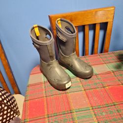 Bogs Boots  Youts Size 4
