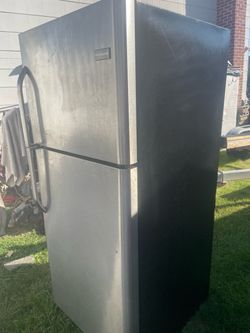 For Sale – Frigidaire Stainless Steel Refrigerator  🔥 FRIGIDAIRE REFRIGERATOR – FULLY FUNCTIONAL 🔥  Great for kitchen mancave garage   Stainless ste