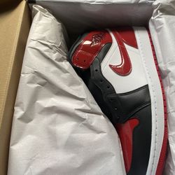 Jordan 1 Mid “Patent Bred Toe”