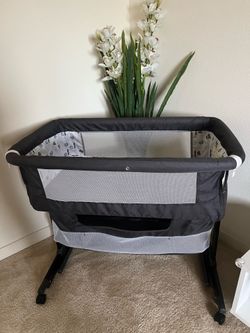 Baby bedside bassinet
