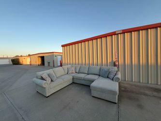 Spacious Light U Sectional with Chaise and Pull out bed– Clean & Ready