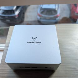 Minisforum UM870 Slim Mini PC - AMD 8745HS, 32GB DDR5, 1TB SSD