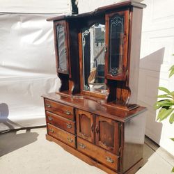Vintage Dresser With Mirror And Lights 