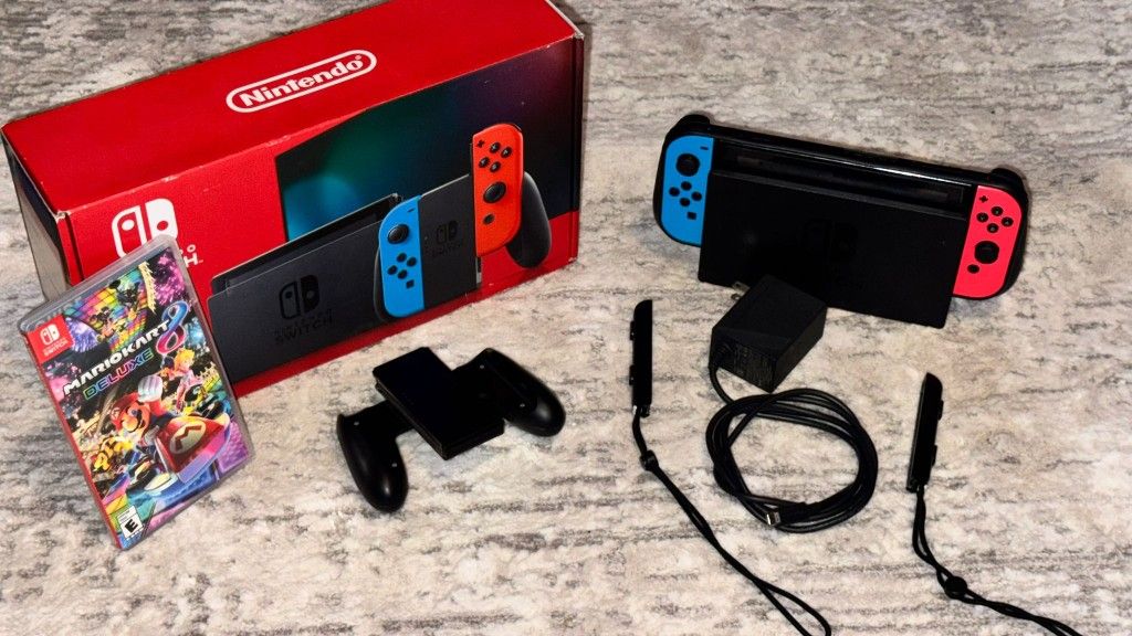 Nintendo Switch + Case + Mario Kart 8 Deluxe