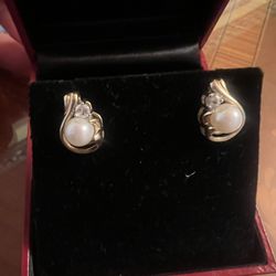 14 K Gold Pearl/ Dimonds Earrings 4 Grams 