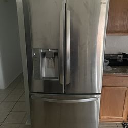 LG Refrigerator (REQUIRES REPAIRS)