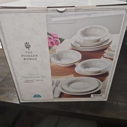 Vintage Lace Dinnerware Set 