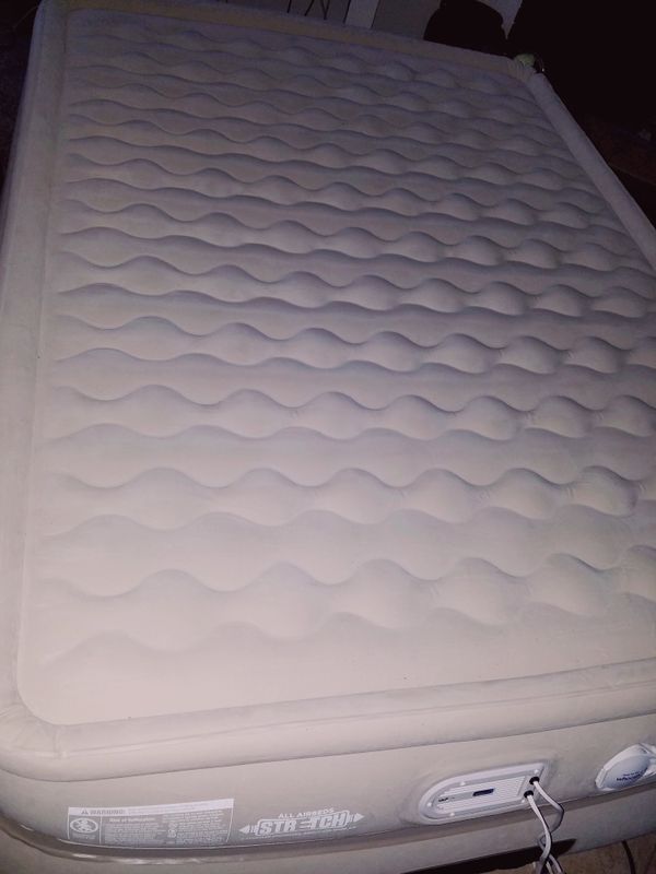 Aerobed Pillowtop 24 Inch Air Mattress with USB Charger QUEEN for