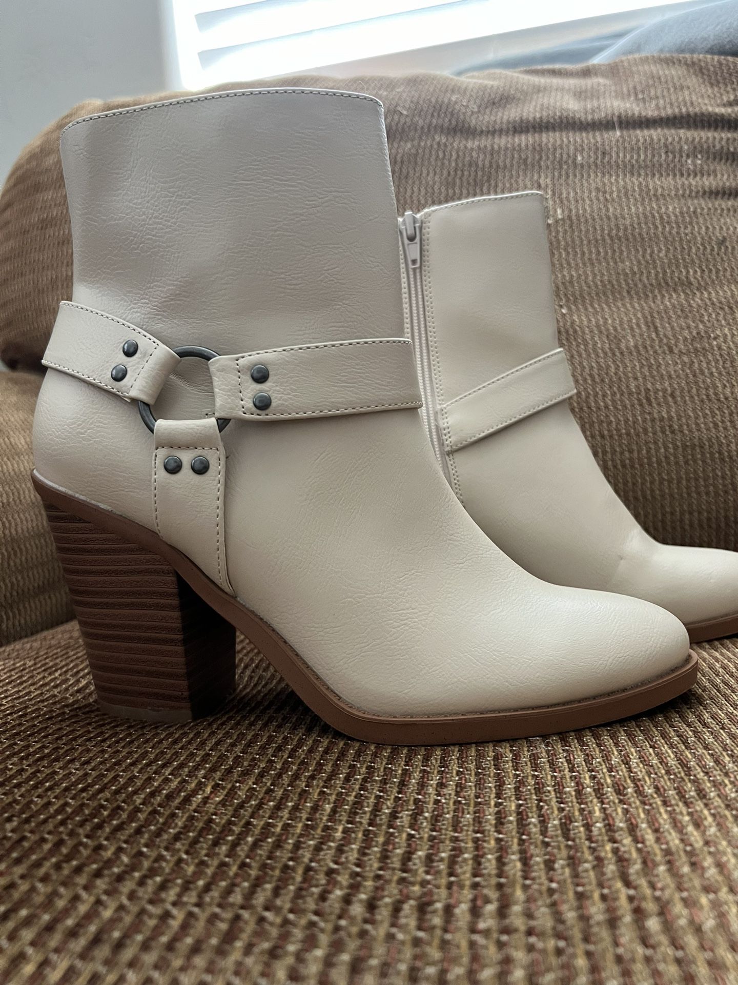 Women’s Tan Cream Off White Boots Size 8.5